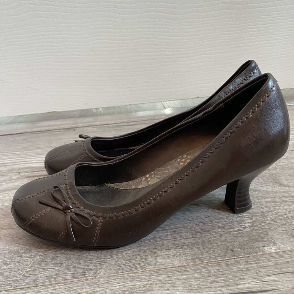 Brown bow heels, size 8